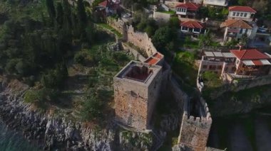 Bitmemiş tekneler ve tahta kirişler. Klasik bir tersanenin hava görüntüleri..