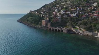 Tekneleri ve kıyıları olan eski bir rıhtım. Sakin bir tamirhanenin hava görüntüleri..