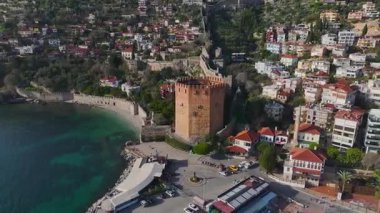 Kızıl Kule ve manzara. Nefes kesici ve tarihi bir yerin hava görüntüleri..
