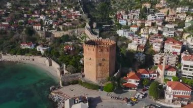 Kızıl Kule ve sahil kasabası. Çarpıcı deniz manzarasının hava görüntüleri..