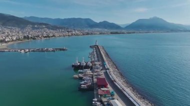 Gök mavisi denizi olan bir marinada yatlar. Güzel bir sahil limanının hava görüntüleri..