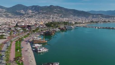 Kıyı limanında beyaz yatlar. Barışçıl ve lüks bir kenetlenme alanının hava görüntüleri..