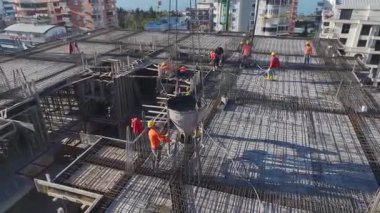 Beton işi ve pencere kurulumu. Hızlı bir inşaat alanının hava görüntüleri..