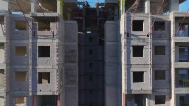 İskele ve beton işçiliği. Yoğun bir inşaat alanının hava görüntüleri.
