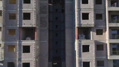 Ahşap iskelet ve beton. Bir yerleşim bölgesinin hava görüntüleri..