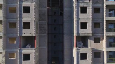 Yüksek binalar inşa ediliyor. Büyüyen kentsel bir mahallenin hava görüntüleri.