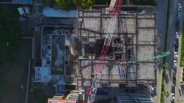 Vinçler betonu kaldırıyor. Etkin ve büyük ölçekli bir projenin hava görüntüleri.