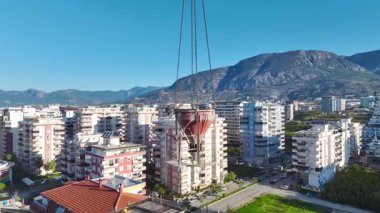 Çok katlı işçiler ve vinçler. Büyük bir kentsel inşaat alanının hava görüntüleri.