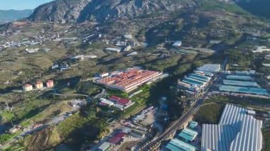 Hapishane ve dağ manzarası. Doğadaki bir gözaltı merkezinin hava görüntüleri..