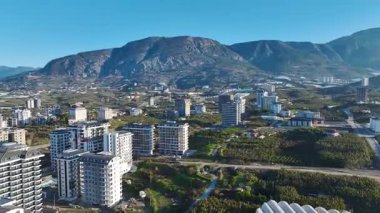 Dağlı yeşil şehir manzarası. Güzel bir şehrin hava görüntüleri..