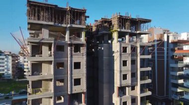 Yüksek binalar ve vinçler. Büyük ölçekli bir şehir gelişiminin hava görüntüleri.