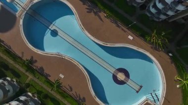 Eski binalar ve kuru havuz. Nostaljik yerleşim bölgesinin hava görüntüleri..