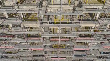 Ön cephede iskeleler var. Bir kentsel gelişim alanının hava görüntüleri.