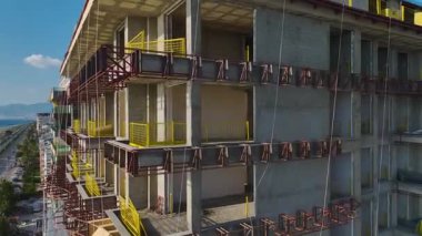 Bina cephesi ve vinçler. Yoğun bir inşaat alanının hava görüntüleri.