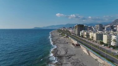 İnşaat halindeki binalar. Bir deniz kenarı gelişiminin hava görüntüleri.