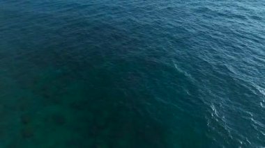 Kum oluşumları ve açık dalgalar. Doğal yontulmuş bir plajın hava görüntüleri..