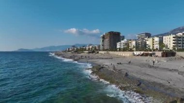 Yeni emlak projesi. Deniz kenarındaki modern gelişimin hava görüntüleri..