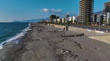 Deniz kıyısında yüksek bir bina. Büyüyen bir kıyı bölgesinin hava görüntüleri..