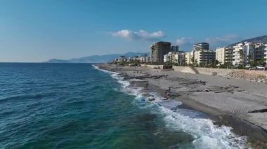 Tatil köyü inşaat halinde. Yaklaşan bir sahil şeridinin hava görüntüleri..