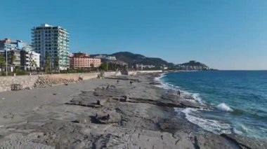 Mavi su ve nazik dalgalar. Sakin ve uçsuz bucaksız okyanusun hava görüntüleri..