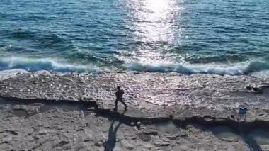 Turkuaz deniz ve köpüklü dalgalar. Nefes kesici bir kıyı manzarasının hava görüntüleri..