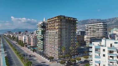 Cam cephe yapım aşamasında. Gelecekteki bir kıyı projesinin hava görüntüleri..