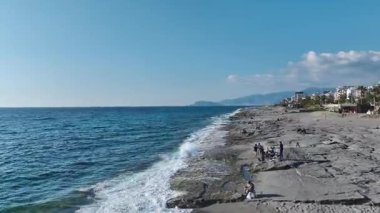 Kıyı kayaları ve derin deniz. Nefes kesen okyanus manzarasının hava görüntüleri..