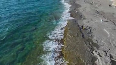 Kayalar ve mavi su. Rahatlatıcı ve manzaralı bir deniz manzarası..