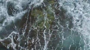 Güneş ışığı kayaları ve okyanus. Çarpıcı bir deniz manzarasının hava görüntüleri..