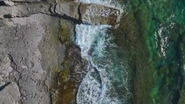 Rocky plajı ve parlak deniz. Nefes kesici bir okyanus manzarasının hava görüntüleri..
