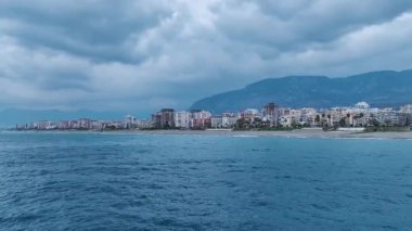 Şehir silüeti ve okyanus batımı. Resimli bir altın saatin hava görüntüleri..