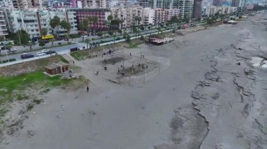 Yüksek enerjili voleybol maçı. Heyecan verici bir açık hava spor oyununun hava görüntüleri..