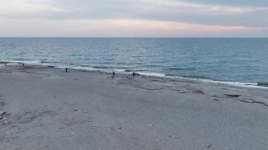 Kuma yansıyan güneş ışığı. Rüya gibi ve rahatlatıcı bir plajın hava görüntüleri..