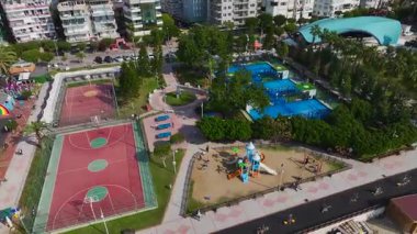 Plaj voleybolu ve oyun alanları. Dinamik bir sahil bölgesinin hava görüntüleri..