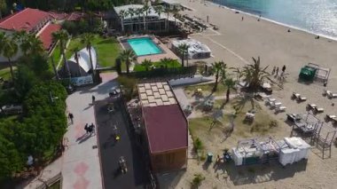 Plaj sporları altyapısı. Canlı bir eğlence bölgesinin hava görüntüleri..