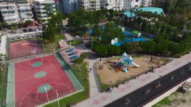 Okyanus kenarındaki spor sahaları. Canlı ve manzaralı bir sahil şeridinin hava görüntüleri..