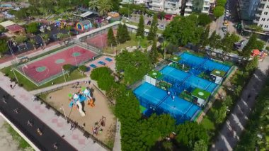 Spor ve çocuklar oyun alanlarında. Tam donanımlı bir sahilin havadan çekilmiş görüntüleri..