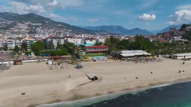 Beyaz sahil, sakin deniz ve ufuk çizgisi. Güzel bir sahil manzarasının hava görüntüleri..