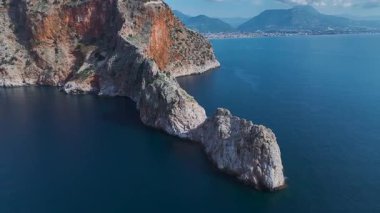 Alanya 'nın kıyı şeridi ve kalesi. Muhteşem bir şehrin hava görüntüleri..