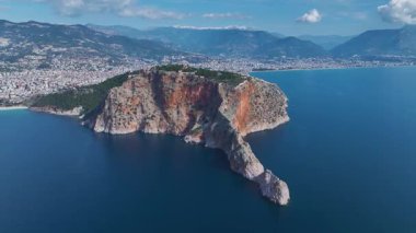 Alanya kalesi ve deniz manzarası. Tarihi ve manzaralı bir yerin hava görüntüleri..