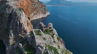 Kale ve şehir manzarası. Nefes kesici bir kıyı bölgesinin hava görüntüleri..