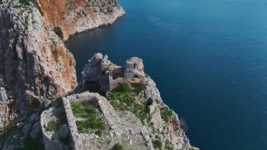 Uçurum kenarındaki kale ve mavi deniz. Çarpıcı Alanya manzarasının hava görüntüleri.