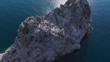 Ortaçağ şatosu ve kayalık uçurumlar. Güzel bir Alanya manzarasının hava görüntüleri..