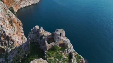 Tarihi kale ve uçsuz bucaksız deniz. Sihirli bir sahil manzarasının hava görüntüleri..
