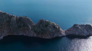 Rocky Cliff ve tarihi kale. İnanılmaz bir panoramik görünümün hava görüntüleri..