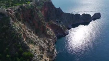 Kale ve manzaralı uçurum. Sihirli bir sahil manzarasının hava görüntüleri..