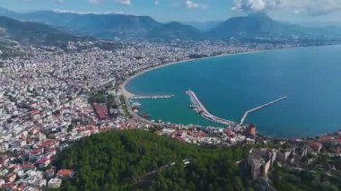 Uçurum kenarındaki kale ve şehir manzarası. Hayranlık uyandıran bir yerin hava görüntüleri..