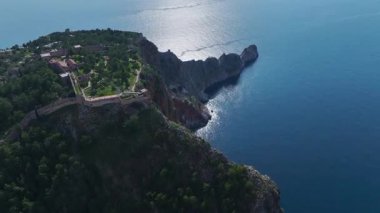 Eski duvarlar ve mavi sular. Görkemli bir sahil manzarasının hava görüntüleri..