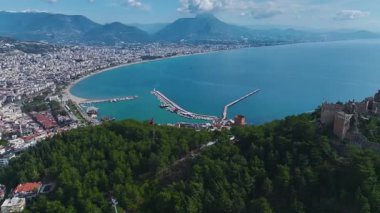 Kale, uçurum ve şehir manzarası. Eşsiz bir tarihi bölgenin hava görüntüleri..