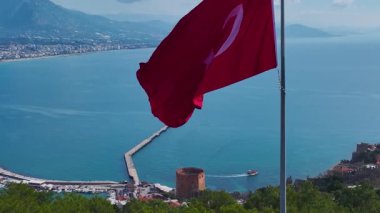 Türk bayrağı ve Kızıl Kule. Manzaralı bir sahil işaretinin hava görüntüleri..